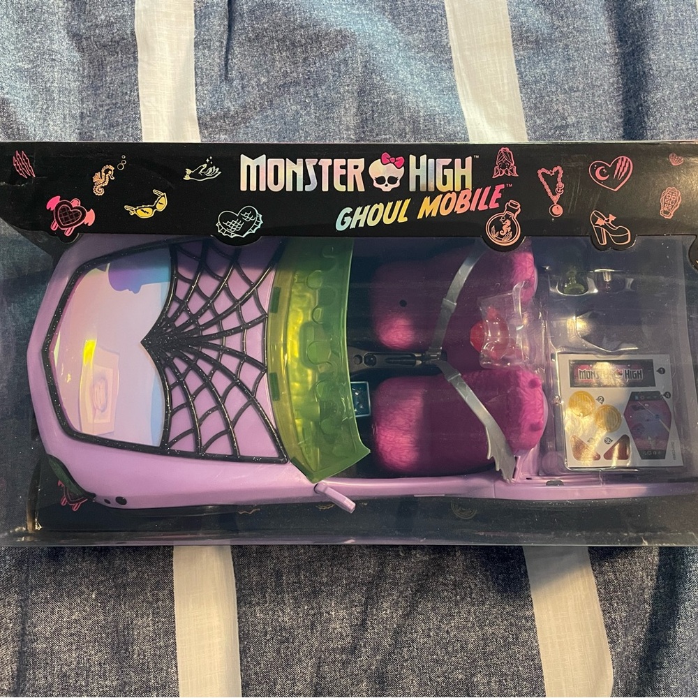Monster High Ghoul Mobile Toy Car 2022 Mattel NEW SEALED - Picture 2 of 5